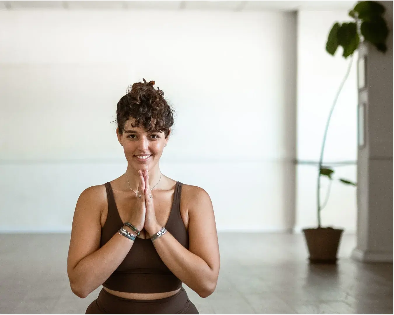 ברכת השמש הראשונה - סדרת אשטנגה יוגה - סרטון הדרכת יוגה עם שלי ברדה | סנטאי יוגה, סטודיו ליוגה בהרצליה פיתוח