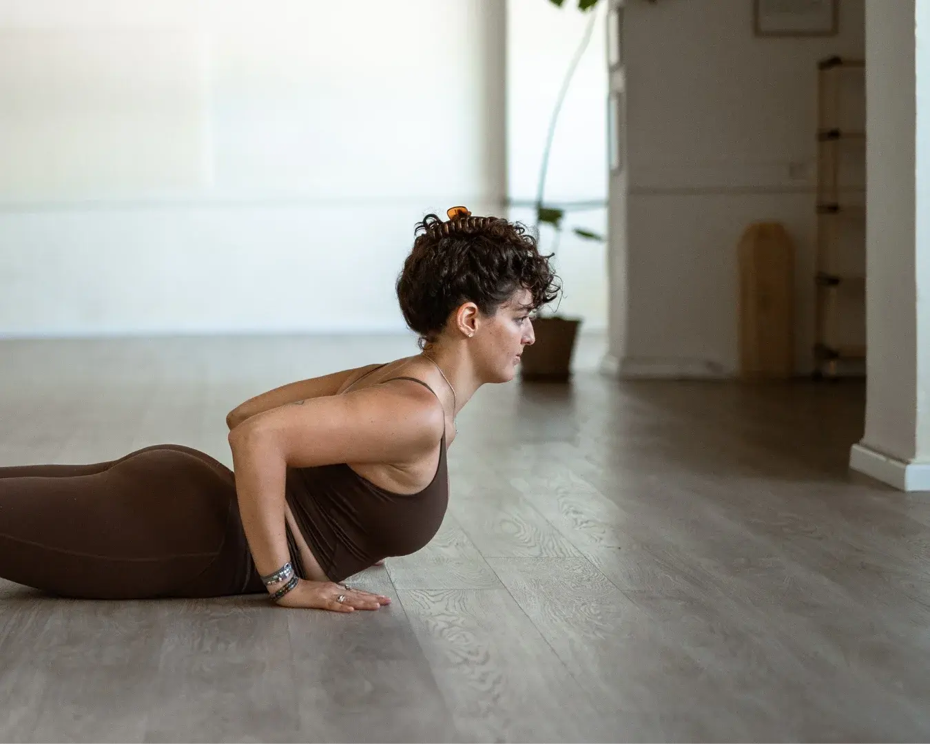 פירוק ברכת השמש הראשונה - התאמה לצ'טורנגה - סרטון הדרכת יוגה עם שלי ברדה | סנטאי יוגה, סטודיו ליוגה בהרצליה פיתוח