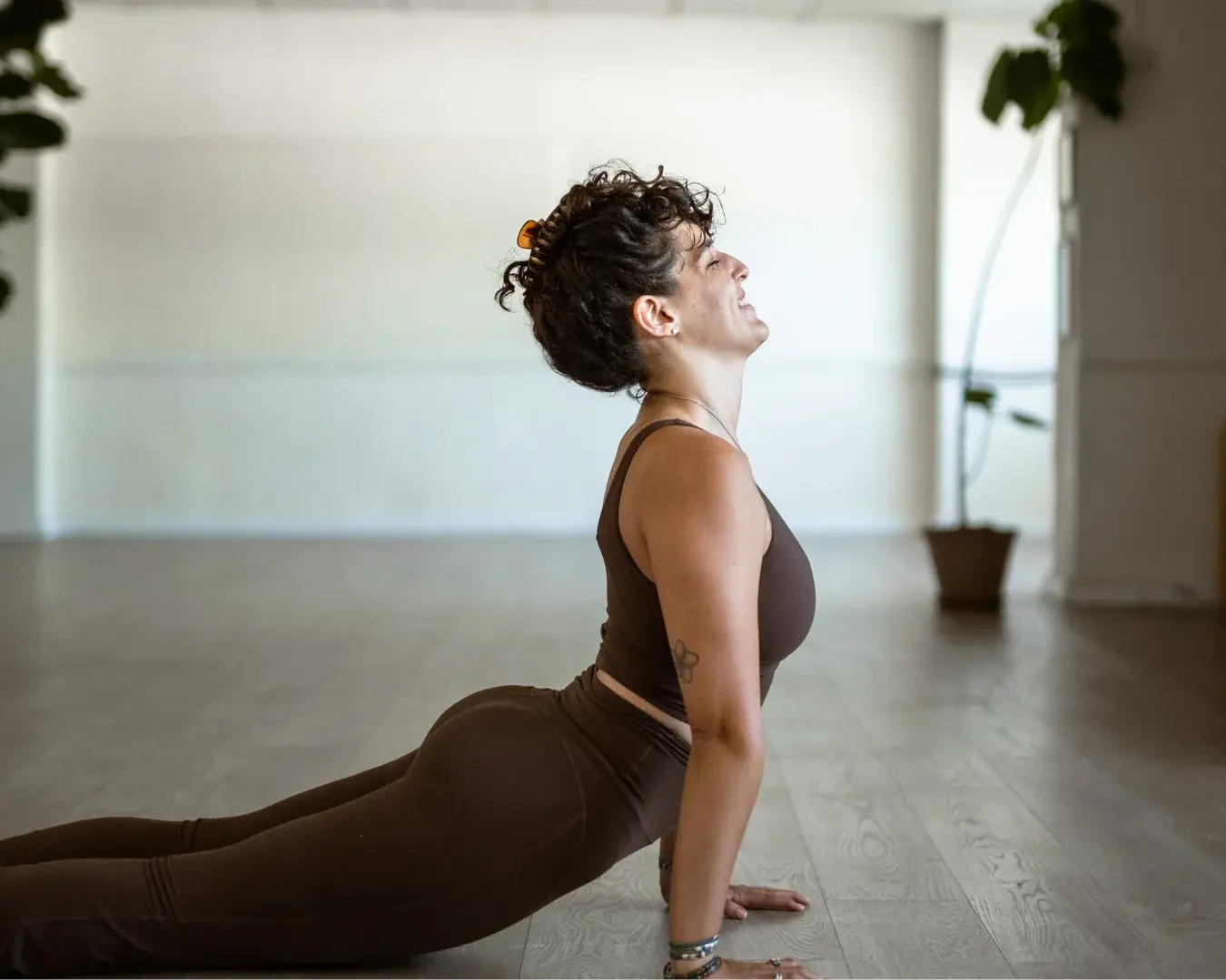 פירוק ברכת השמש הראשונה - כלב מביט למעלה - סרטון הדרכת יוגה עם שלי ברדה | סנטאי יוגה, סטודיו ליוגה בהרצליה פיתוח