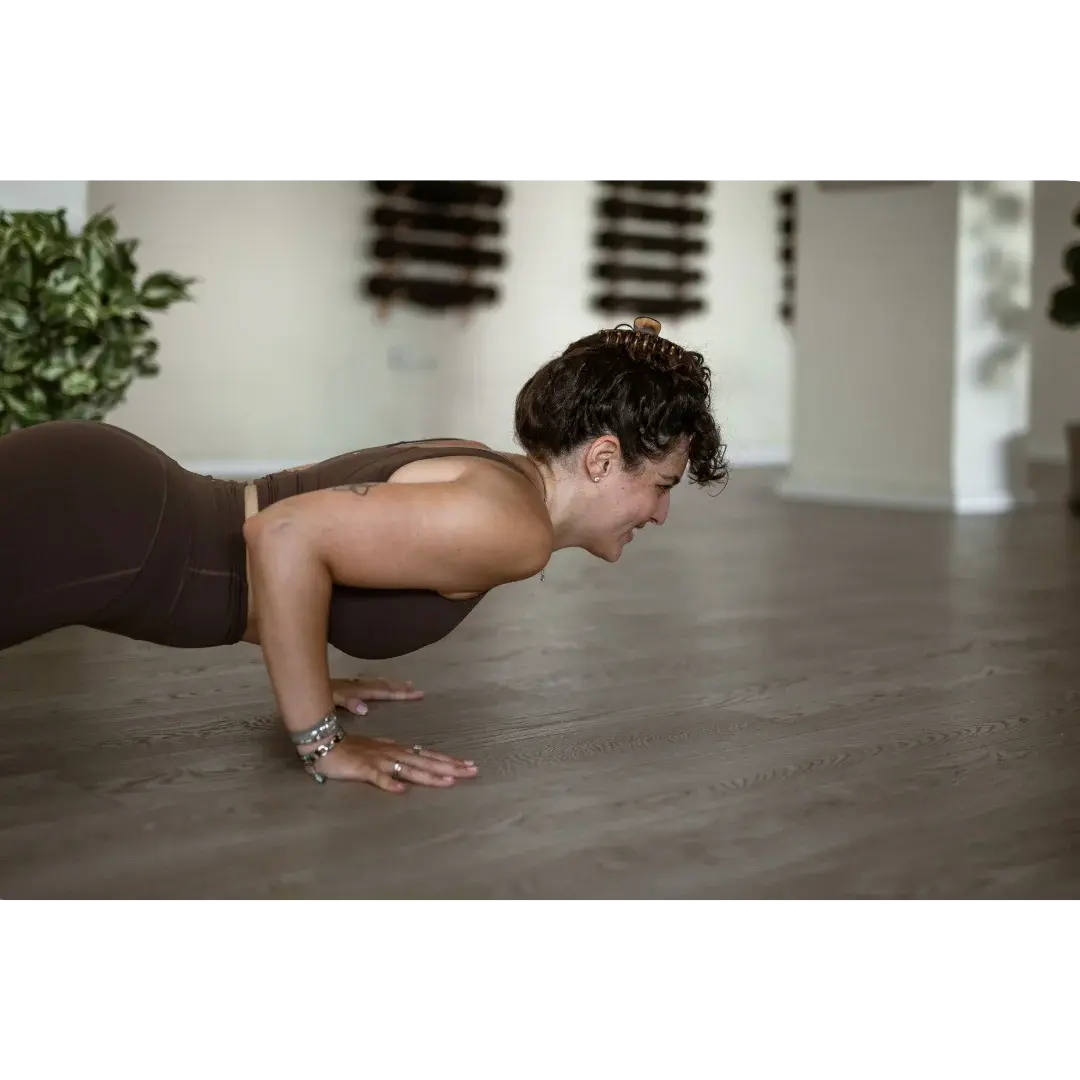 פירוק ברכת השמש הראשונה - צ'טורנגה - סרטון הדרכת יוגה עם שלי ברדה | סנטאי יוגה, סטודיו ליוגה בהרצליה פיתוח
